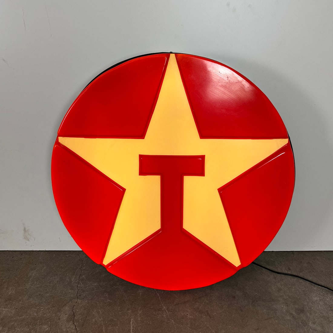 Texaco Light-up Advertising Sign: Texaco Light-up Advertising Sign. Dimensions (H x W x D): 85 x 85 x 14 cm. Condition: Good. Location: The Netherlands.