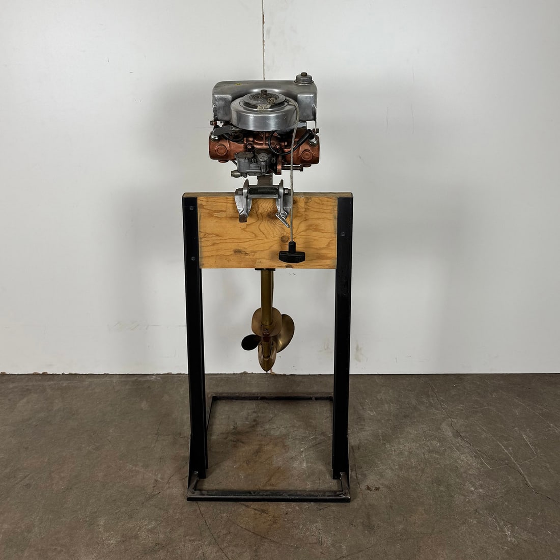 Vintage Evanrude Outboard Motor Boat Motor : Vintage Evanrude Outboard Motor Boat Motor. Original, complete. Dimensions (H x W x D): 115 x 46 x 46 cm. Location: The Netherlands.