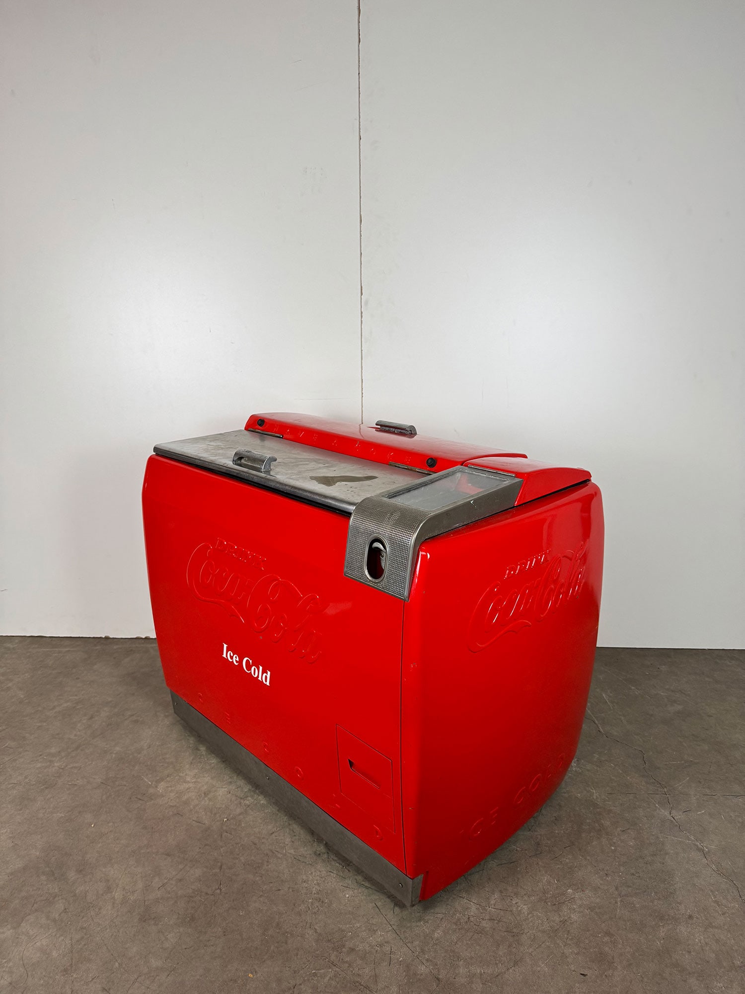 Westinghouse Coca-Cola Cooler/Ice Box: Westinghouse Coca-Cola Cooler/Ice Box. Good condition, the cooler has been repainted. Dimensions (H x W x D): 90 x 110 x 70 cm. Condition: Good. Location: The Netherlands.