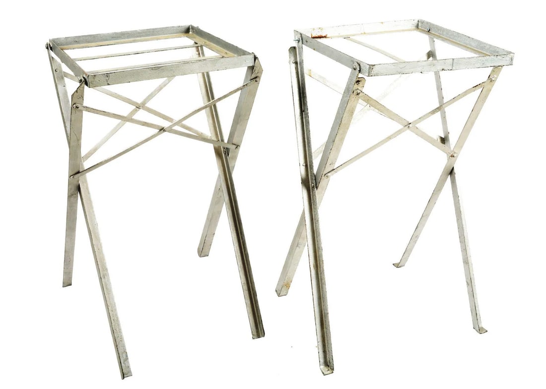 Lot of 2 Metal Slot Machine Stands: Two metal slot stands, painted silver. Scuffs and scratches consistent with age and use. Dimensions (H x W x D): 87 x 39,5 x 39,5 cm. Condition: Good. Location: The Netherlands, Tilburg.