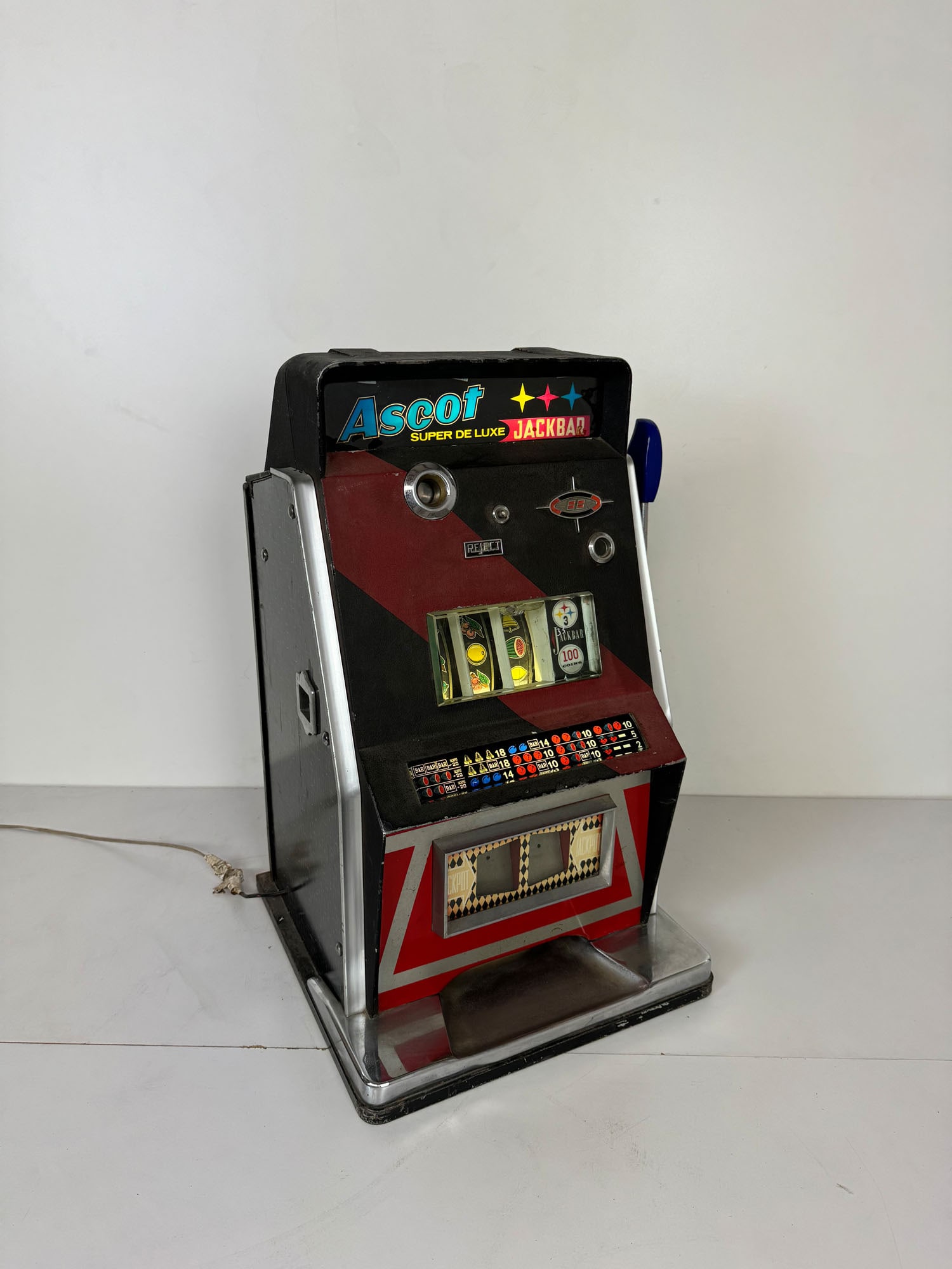 Italian Ascot Super De Luxe Jackbar Slot Machine ca. 1970: Italian Ascot Super De Luxe Jackbar Slot Machine ca. 1970. In a working condition, comes with keys. Dimensions (H x W x D): 70 x 46 x 42 cm. Condition: Good. Location: The Netherlands, Tilburg.