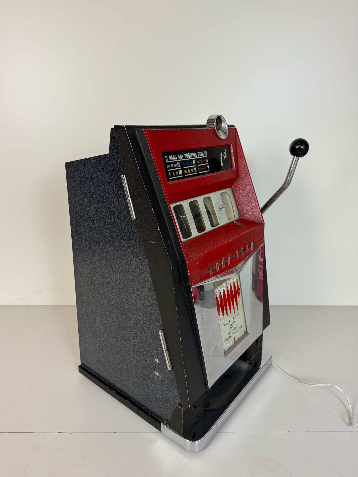 1960s USA Sega "Lord Sega" Slot Machine: 1960s USA Sega "Lord Sega" Slot Machine. Good visual condition, working condition untested. Comes with a key. Dimensions (H x W x D): 70 x 47 x 39 cm. Condition: Good. Location: The Netherlands, Tilbu