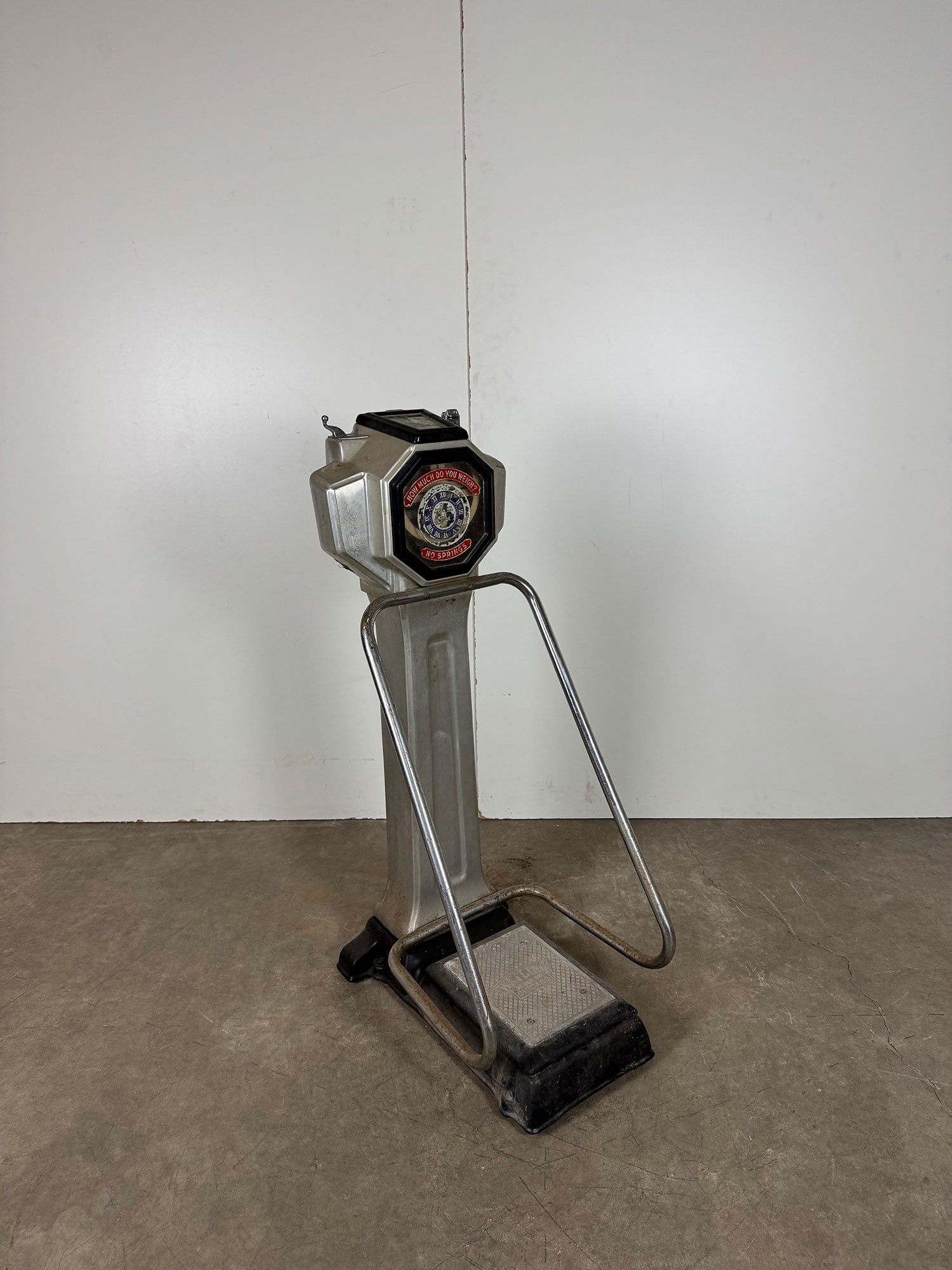 Vintage Watling Coin-Op No Springs Scale: Vintage Watling Coin-Op No Springs Scale. Good original visual condition showing wear and aging. Working condition untested. Comes with keys. Condition: Good. Location: The Netherlands, Tilburg.