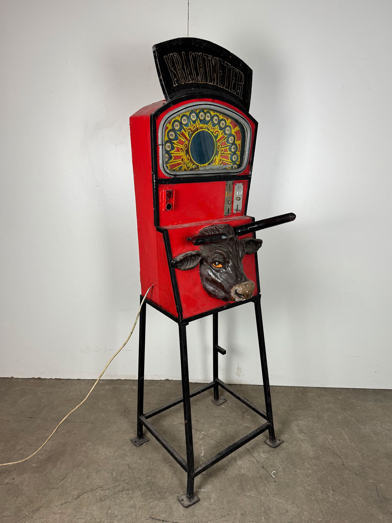Dutch Krachtmeter Coin-Op Bull Horn Strength Tester Arcade: Krachimeter Coin-Op Bull Horn Strength Tester Arcade. Shows some wear, has been repainted. The electro-mechanical machine has been rewired, working condition untested. Dimensions (H x W x D): 170 x 49