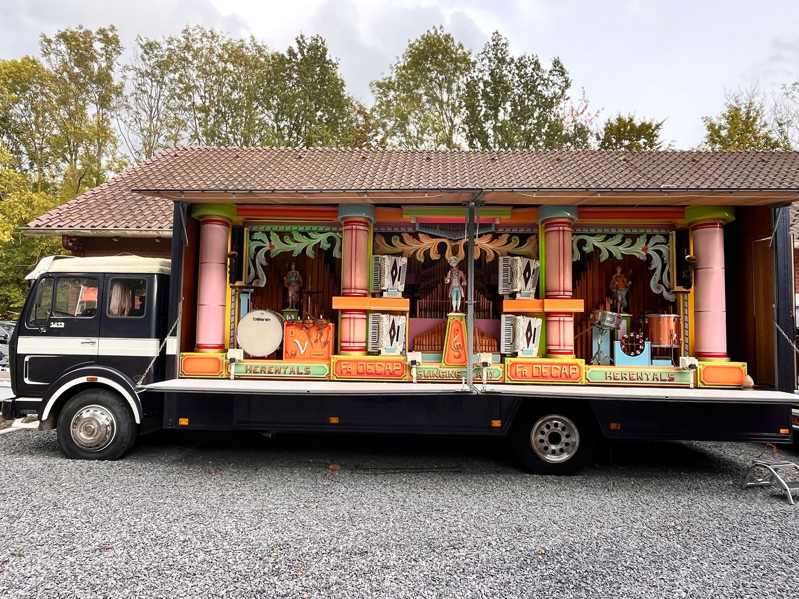 Decap Dance Organ built in a Mercedes Truck - Herentals Swinging Lady: Decap Dance Organ built in a Mercedes Truck - Herentals Swinging Lady. Measurement including the truck is in meters: 10 (L) x 2,5 (W) x 3,5 (H). Dimensions (H x W x D): 350 x 1000 x 250 cm. Location: