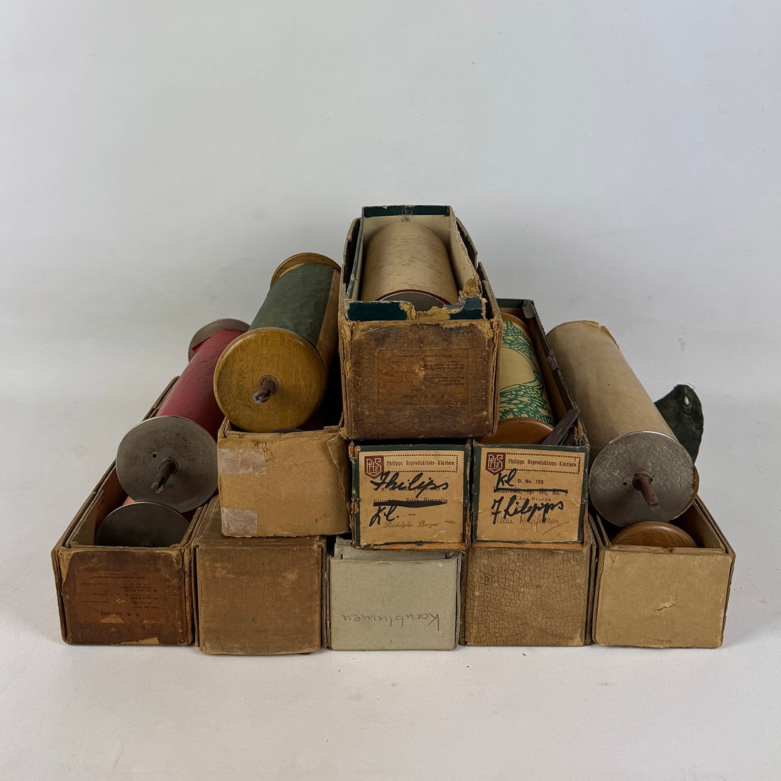 Lot of 12 Phillips PM Orchestrion Music Rolls: Lot of 12 Phillips PM Orchestrion Music Rolls. Dimensions (H x W x D): 29 x 8 x 8 cm. Condition: Good. Location: The Netherlands, Tilburg.