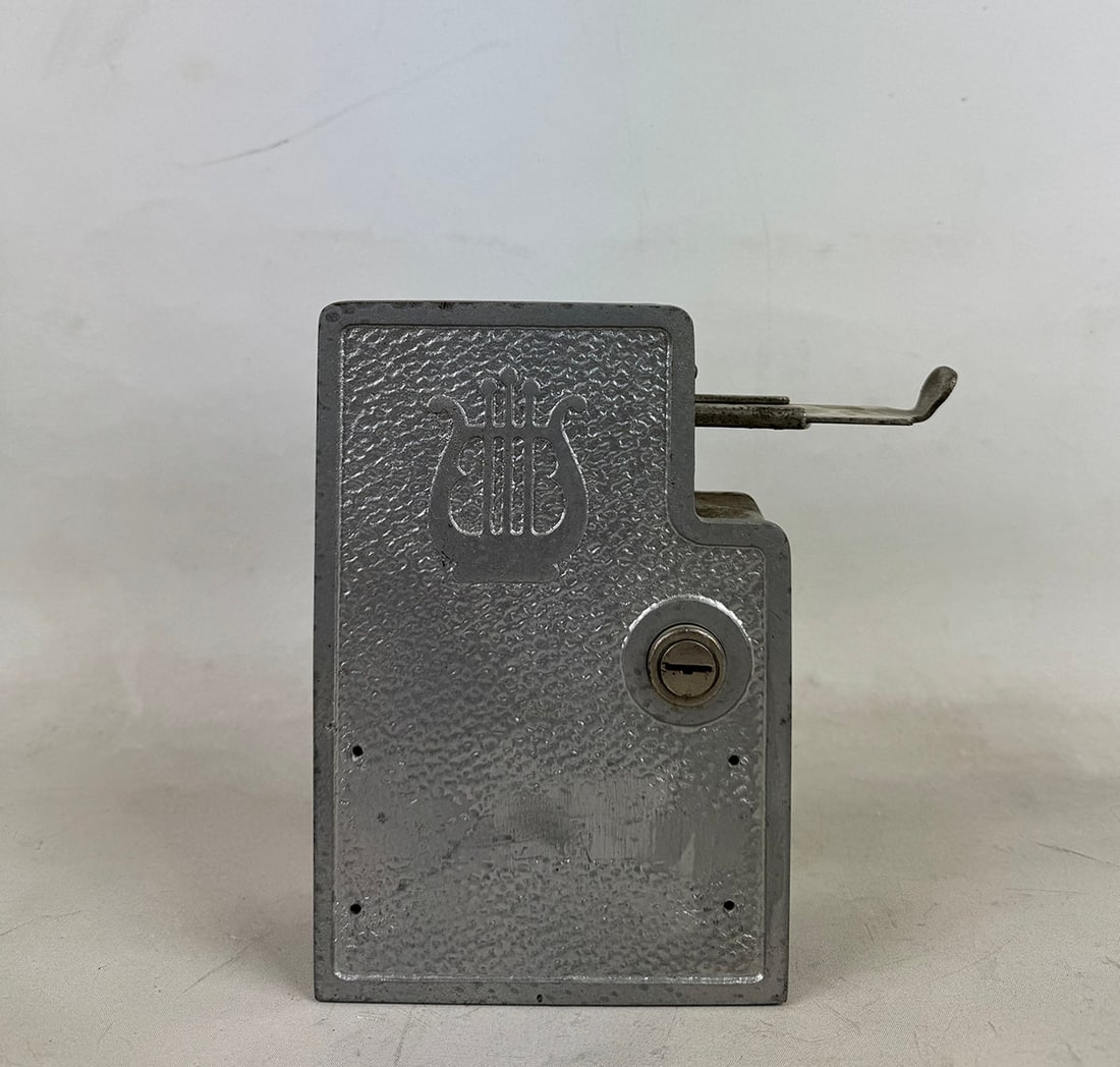 Monarch 5 Cent Non-Selective Wallbox Late 1930s - Early 1940s (1 of 11)