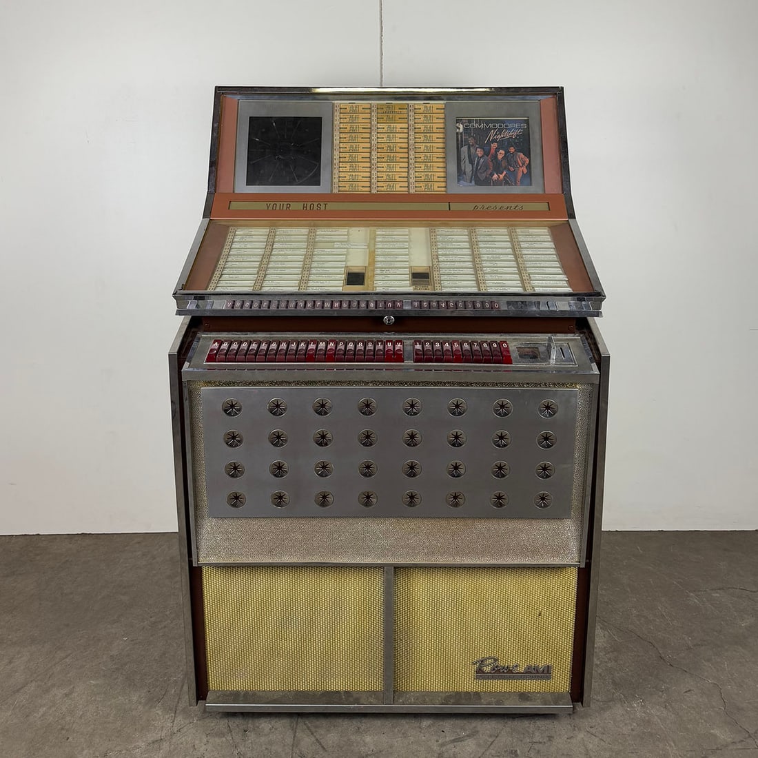 Rowe AMI JBM Tropicana Jukebox 1963-1964: Rowe AMI JBM Tropicana jukebox 1963-1964. 200 selections of 33 & 45 RPM records. Visual condition: good visual condition showing wear on the case. Technical condition: currently in a not playing condi