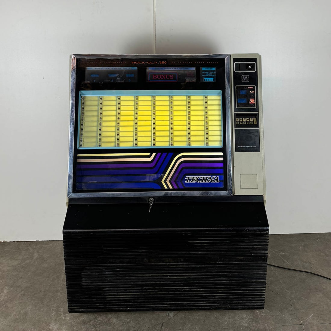 Rock-Ola Model 480 Techna Jukebox 1979-1980: Rock-Ola Model 480 Techna jukebox 1979-1980. 160 selections of 45 RPM records. Visual condition: very good visual condition, shows a little wear on the case. Technical condition: in a very good playin