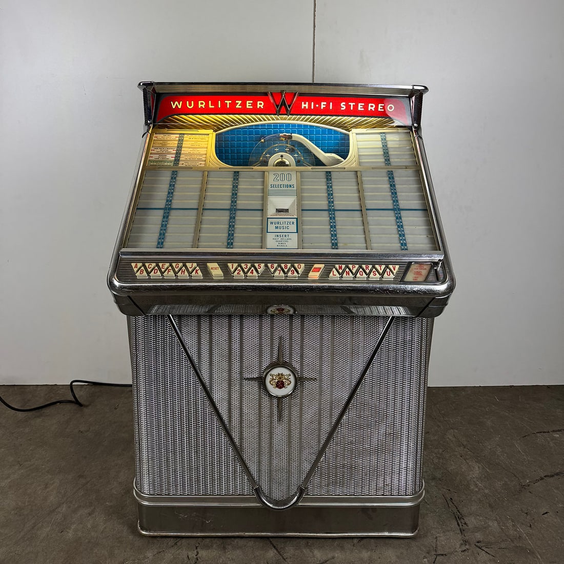 1960 Wurlitzer Model 2400S Stereo Jukebox: 1960 Wurlitzer Model 2400S Stereo jukebox. 200 selections of 45 RPM records. Visual condition: good visual condition, the case shows wear. Technical condition: currently in a not playing condition. Li