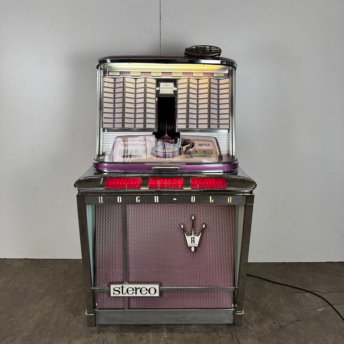 1962 Rock-Ola Model 1497 Empress 200 Selection Jukebox: 1962 Rock-Ola Model 1497 Empress jukebox. 200 selections of 45 RPM records. Visual condition: in an excellent restored visual condition. Technical condition: in excellent playing condition. Comes with