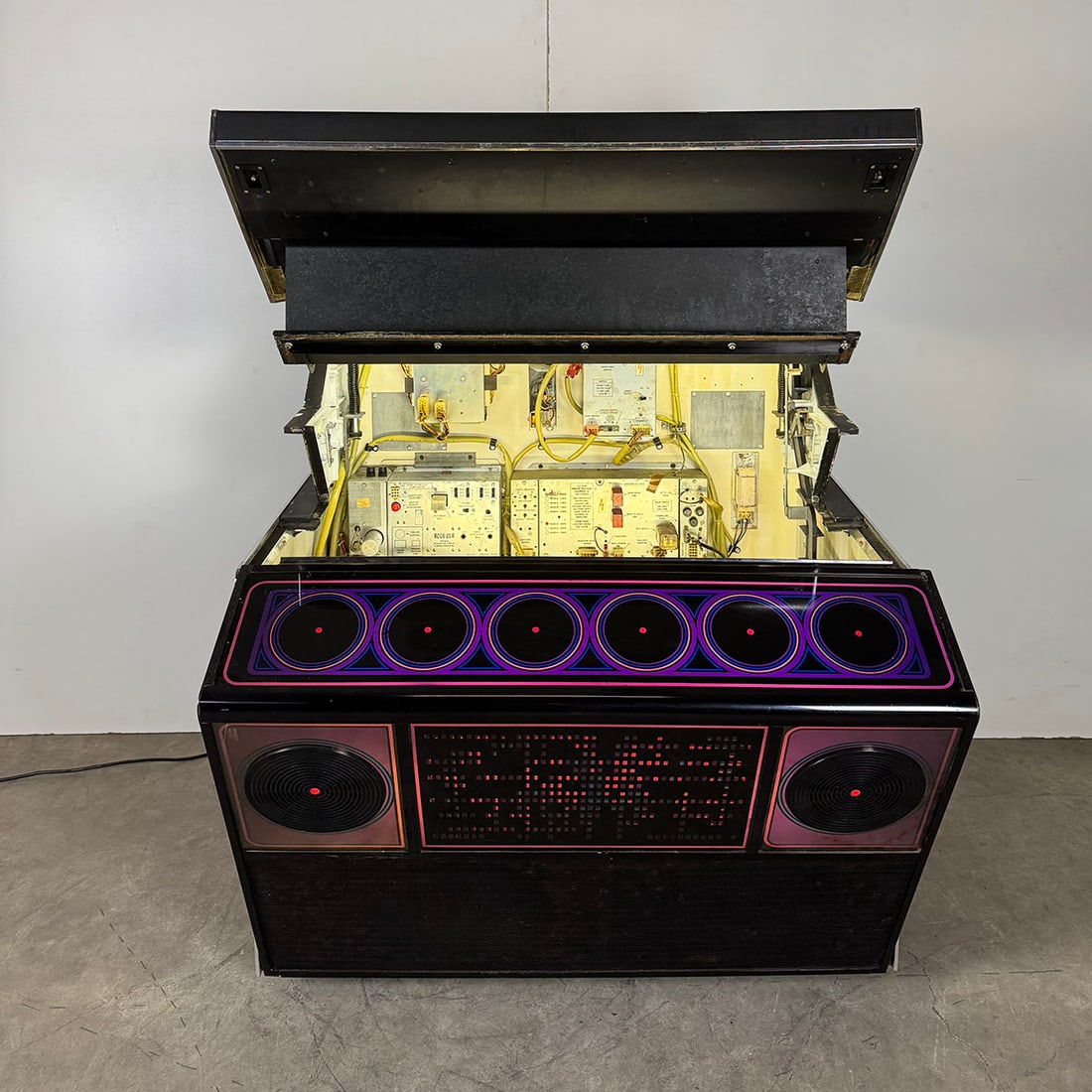 1974 Rock-Ola Model 454 160 Selection Jukebox: 1974 Rock-Ola Model 454 jukebox. 160 selections of 33 & 45 RPM records. Visual condition: very good original visual condition, showing some wear. The screen printed glass panels are very good. Technic