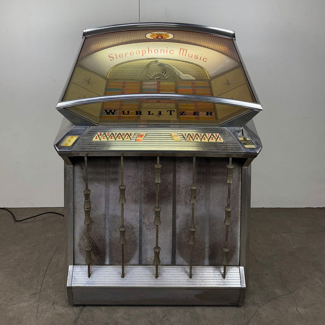 1961 Wurlitzer Model 2510 Jukebox: 1961 Wurlitzer Model 2510 jukebox. 100 selections of 45 RPM records. Visual condition: in good original visual condition, showing wear. Technical condition: in good playing condition. No keys, backdoo