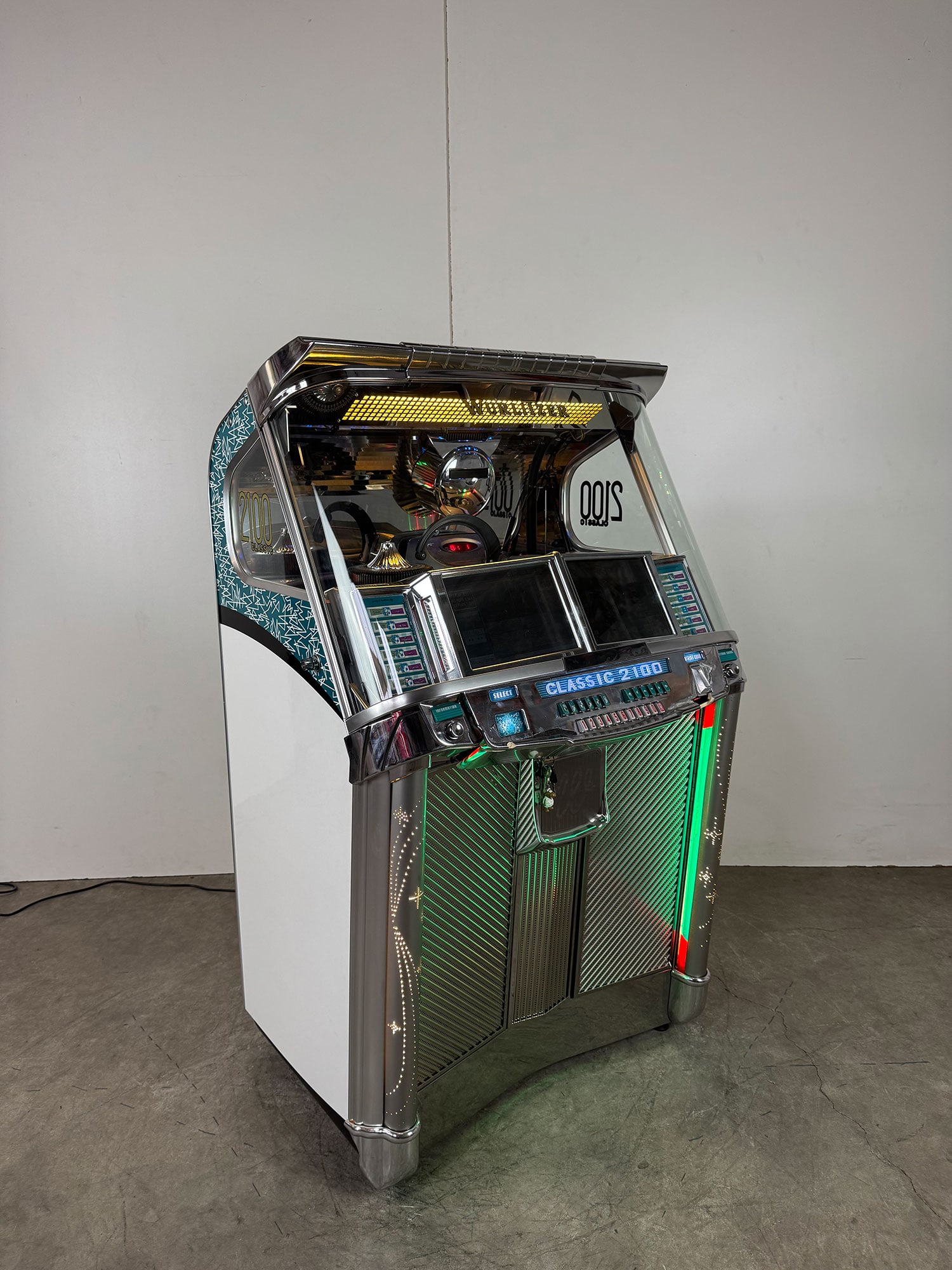 Wurlitzer Classic 2100 CD 100 Selection Jukebox 2006-2008: Deutsche Wurlitzer Classic 2100 CD 100 Selection Jukebox 2006-2008. Model type: CD-K-99. Visual condition: in good visual condition, the jukebox shows almost no wear outside of the damaged front panel