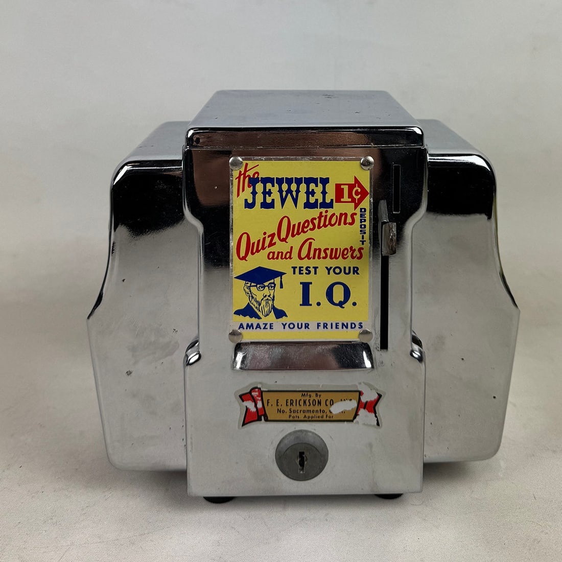 F. E. Erickson Co. "The Jewel" 1 Cent Quiz Question Vendor with Double Napkin Dispensers ca. 1950: F. E. Erickson Co. "The Jewel" 1 cent quiz question card vendor with double napkin dispensers ca. 1950. Very good visual condition. Comes with the keys. Dimensions (H x W x D): 17 x 20 x 12 cm. Condit