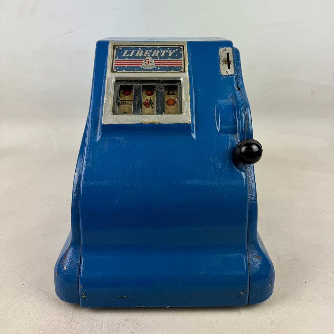 Groetchen Liberty 5 Cent Trade Stimulator ca. 1940: Groetchen Liberty 5 cent trade stimulator ca. 1940. Metal case with glass windows. Good visual condition, repainted case. Comes with the keys. Dimensions (H x W x D): 26 x 23 x 26 cm. Condition: Good.