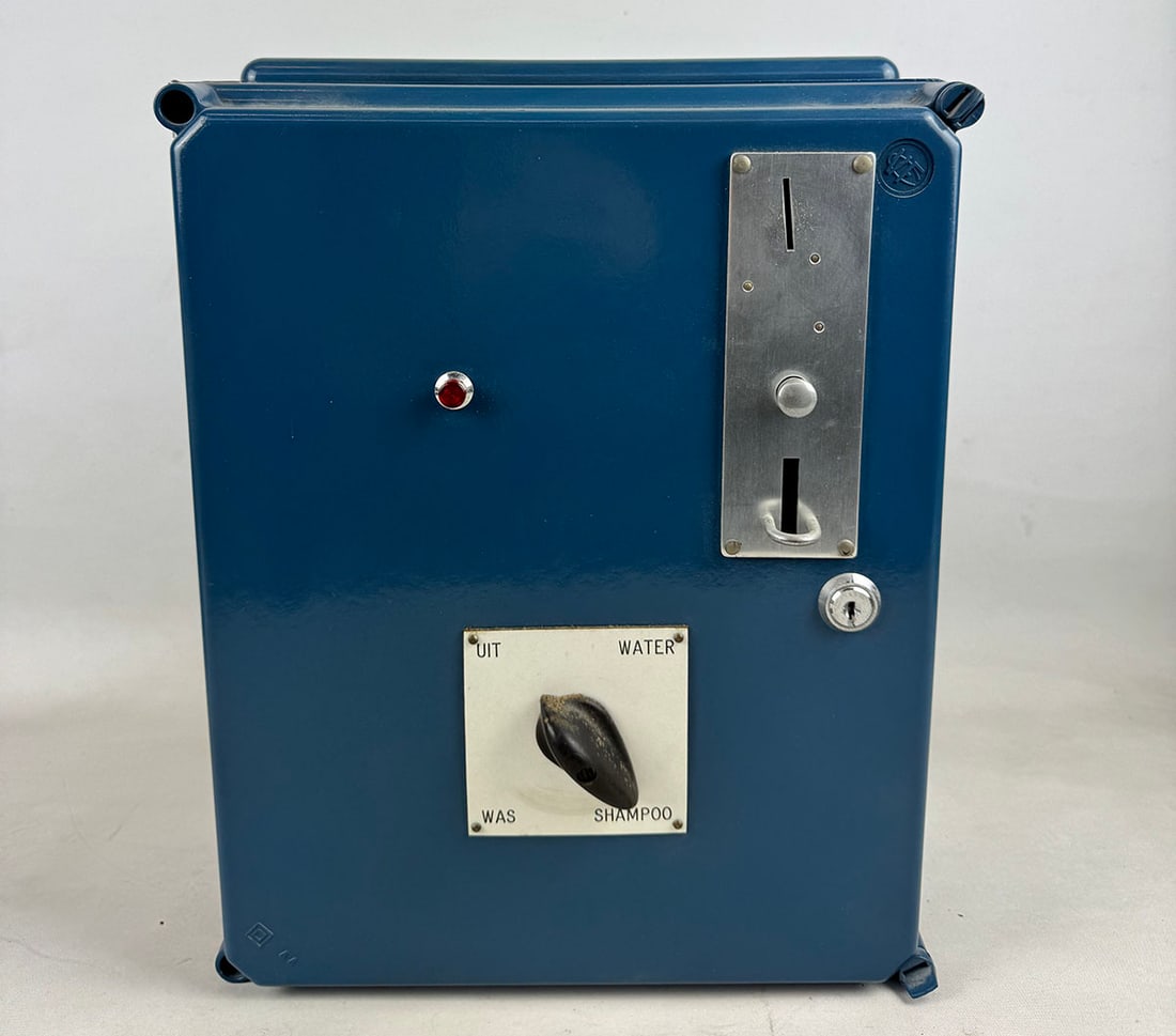 Unusual Dutch "VF" Water, Shampoo, Wax Coin-Op Machine: Unusual Dutch "VF" water, shampoo, wax coin-operated machine. Excellent restored visual condition. Comes with the keys. Dimensions (H x W x D): 40 x 30 x 18 cm. Condition: Excellent. Location: The Net