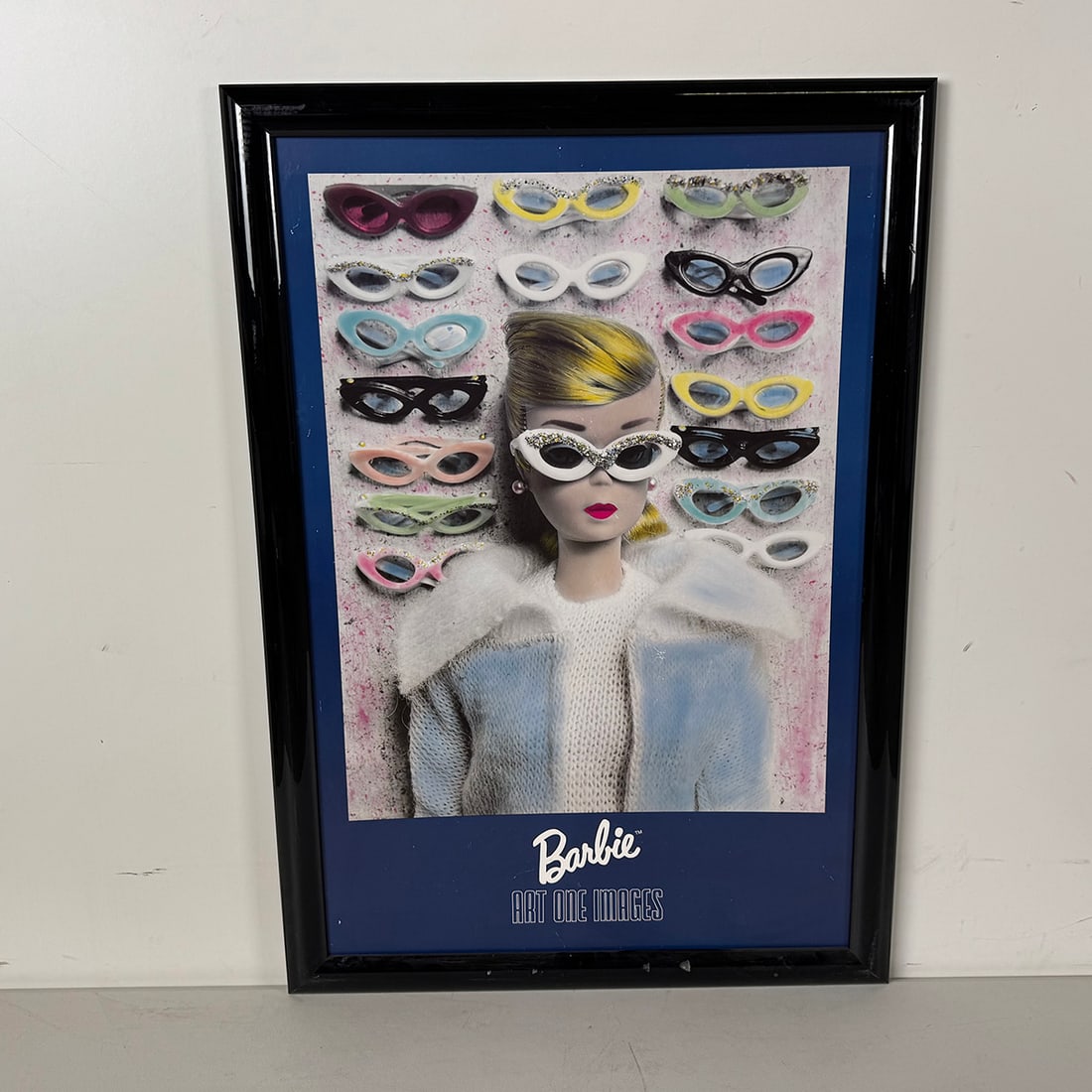 Framed Vintage Barbie Sunglasses Art One Images Poster: Framed vintage Barbie sunglasses Art One Images poster. Good visual condition, the frame shows wear. Dimensions (H x W x D): 100 x 70 x 1 cm. Condition: Good. Location: The Netherlands, Tilburg.