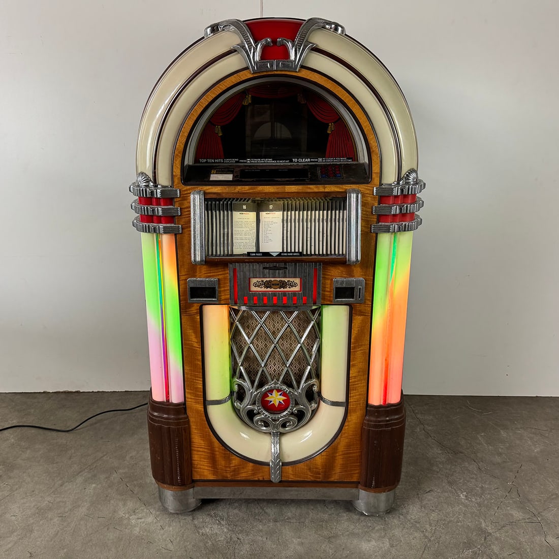 1994 NSM Nostalgia Gold 100 CD Jukebox with Bubble Tubes (1 of 17)