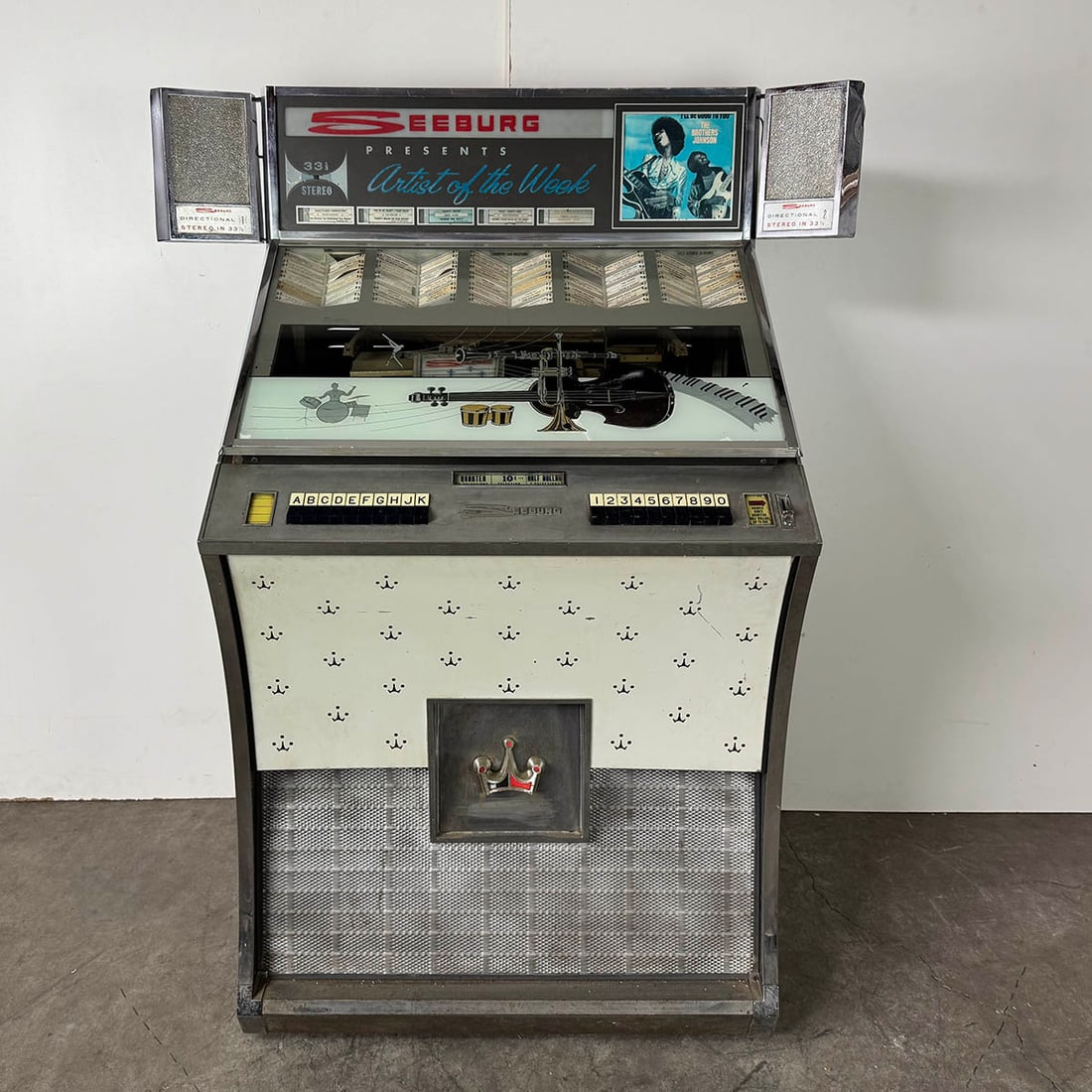 1962 Seeburg Model DS100H Artist of the Week Jukebox: 1962 Seeburg Model DS100H Artist of the Week jukebox. 100 selections of 33 and 45 RPM records. Visual condition: in good original visual condition, showing moderate wear to the sides of the jukebox. M