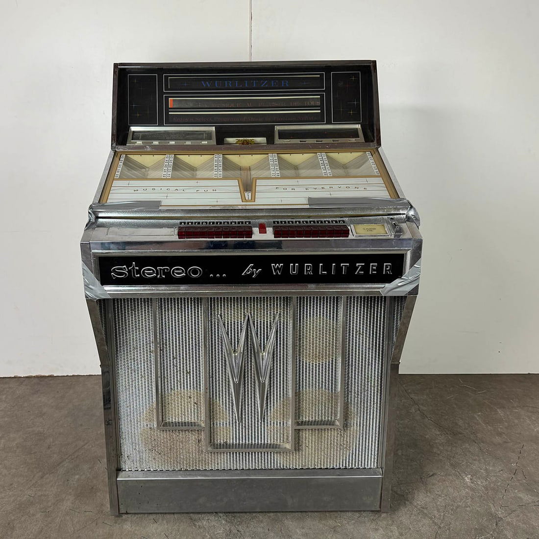 1964 Wurlitzer Model 2810 Jukebox: 1964 Wurlitzer Model 2810 jukebox. 100 selections of 45 RPM records. Visual condition: good original visual condition, showing wear. Technical condition: currently in a not playing condition. Has a 22