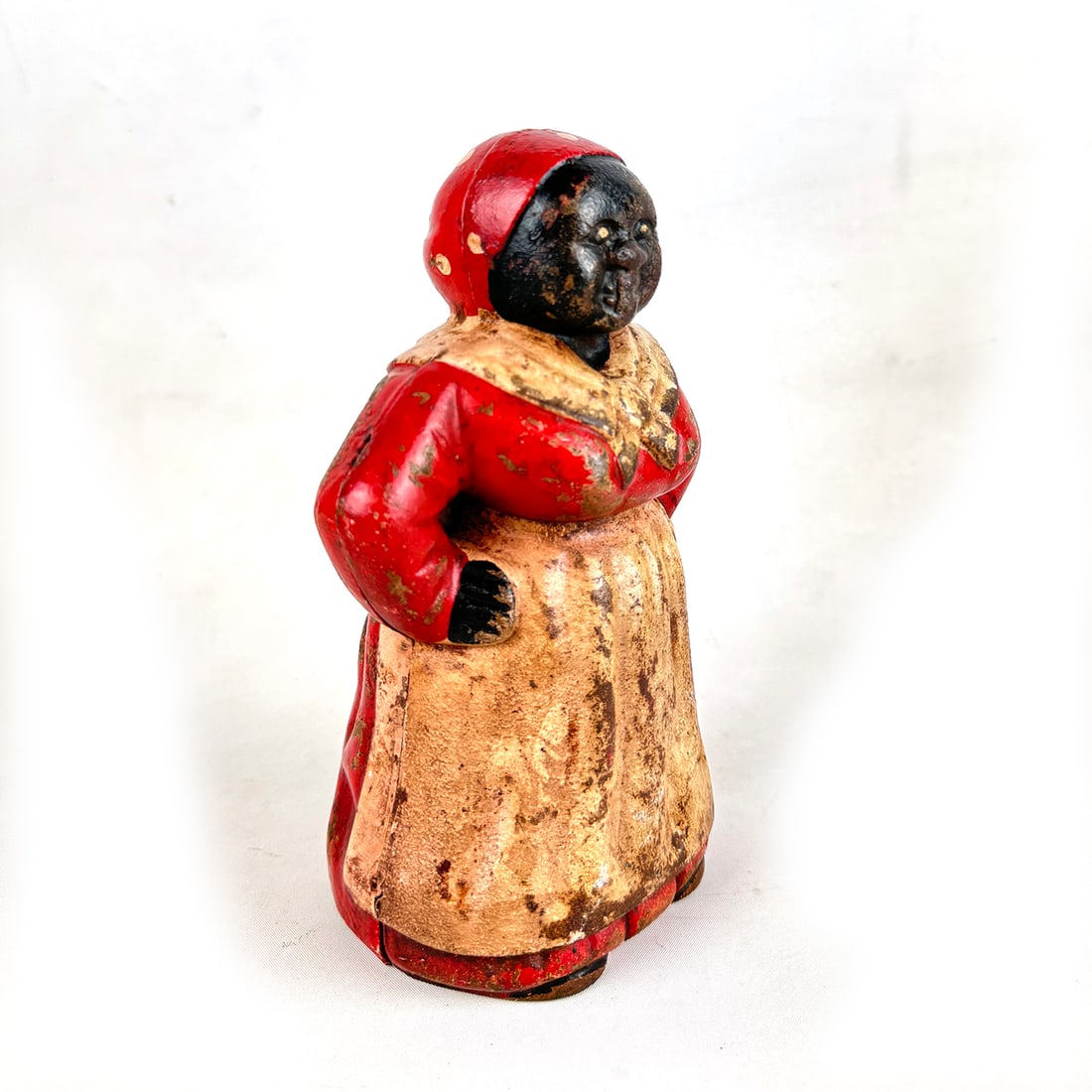 Cast Iron Black Americana Mammy Mechanical Coin Bank: Cast iron Black Americana Mammy mechanical coin bank. Good visual condition, showing wear/paint loss. Dimensions (H x W x D): 21 x 11 x 10 cm. Condition: Good. Location: The Netherlands, Tilburg.