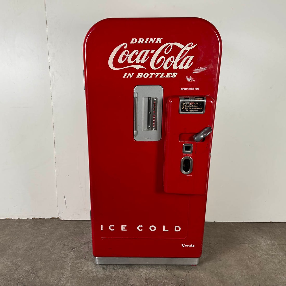 Vendo V-39 Coca-Cola Bottle Vending Machine ca. 1954: Vendo V-39 Coca-Cola Bottle Vending Machine ca. 1954 with a rotating 39 bottle mechanism. An older restoration in very good visual condition, showing light wear. Imported from the USA, powrer by 110V.