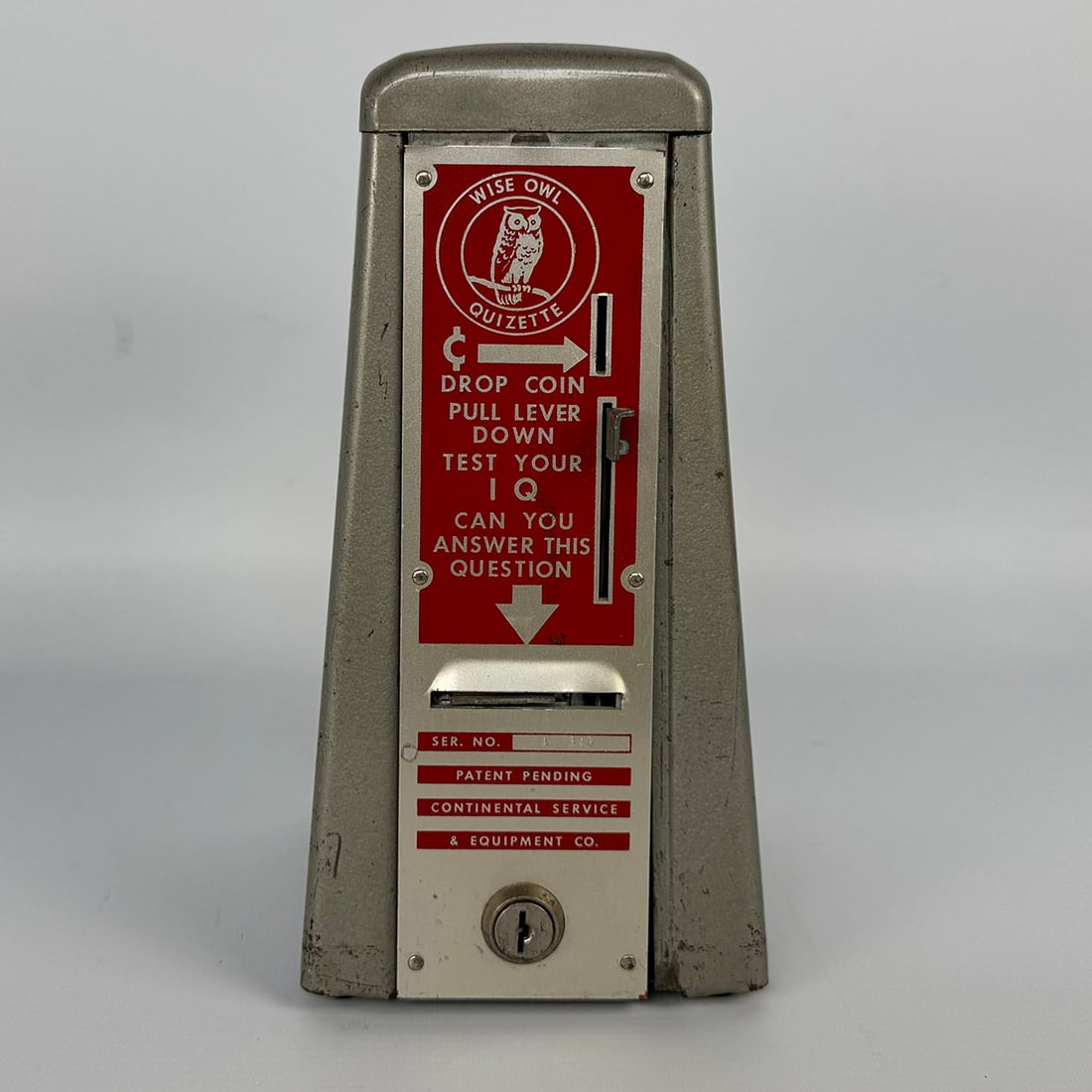 Continental Service & Equipment Co. 1 Cent "Wise Owl Quizette" ca. 1950: Continental Service & Equipment Co. 1 Cent "Wise Owl Quizette" ca. 1950. Good visual condition, showing wear to the case. Comes with the key. Dimensions (H x W x D): 26 x 13 x 14 cm. Condition: Good. 