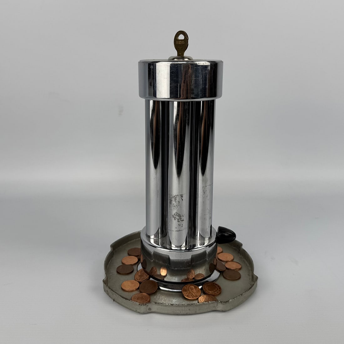 Vintage 1950s Penny Nudger: Vintage 1950s Penny Nudger. Veryg good visual condition, showing some wear. Comes with the key. Dimensions (H x W x D): 23 x 19 x 19 cm. Condition: Very Good. Location: The Netherlands, Tilburg.