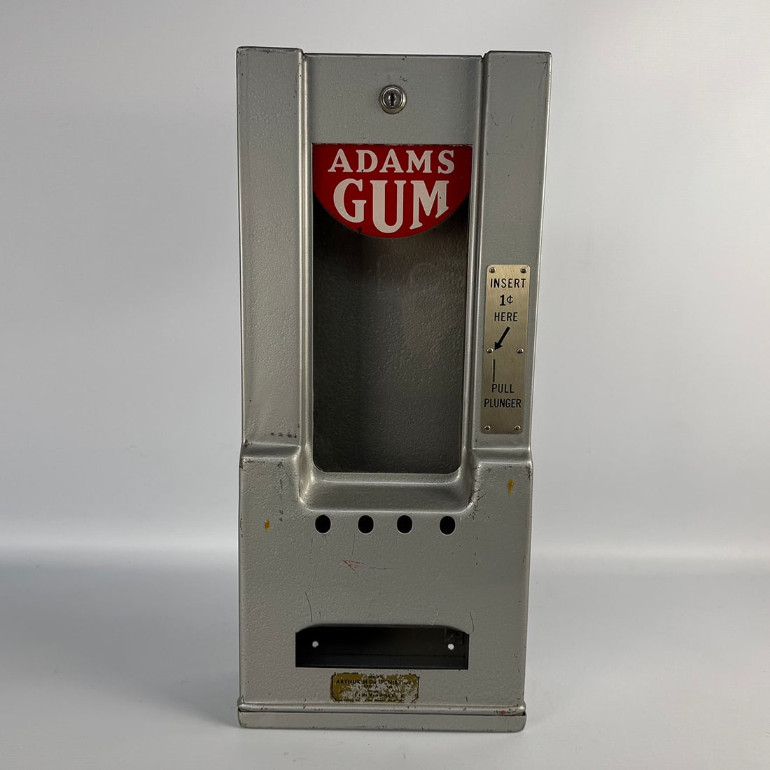 Empty 1934 Adam's Gum Vendor Case: Empty 1934 Adam's Gum Vendor case with no mechanism inside. Good visual condition. Comes with the key. Dimensions (H x W x D): 58 x 25 x 11 cm. Condition: Good. Location: The Netherlands, Tilburg.
