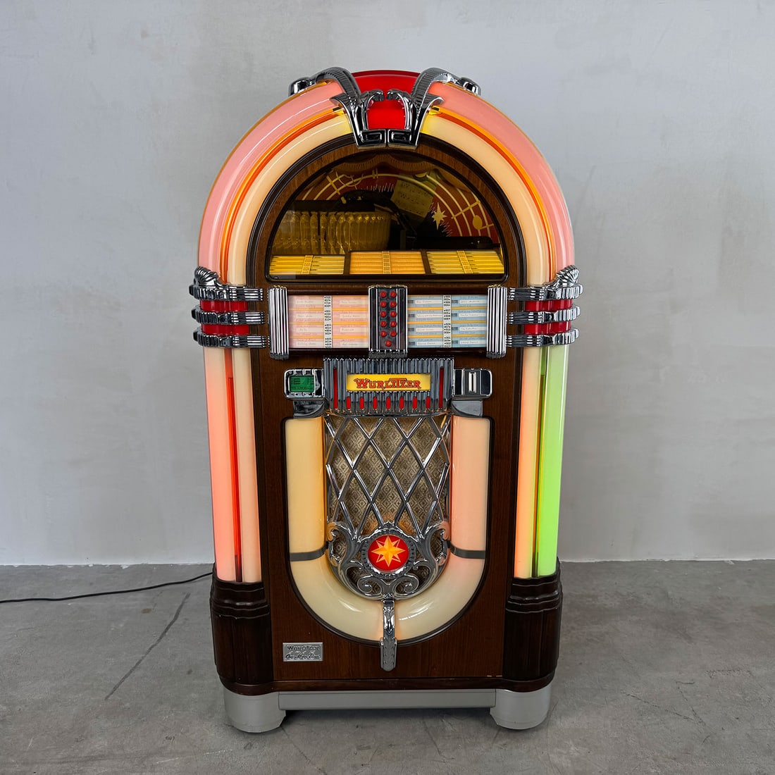 1987 Wurlitzer 1015 OMT Vinyl Type 20/16 Jukebox with Bubble Tubes: 1987 Wurlitzer 1015 OMT Vinyl Type 20/16 jukebox with bubble tubes. 50 selections of 45 RPM records. Visual condition: very good original visual condition, showing some light wear and a few scrapes. T