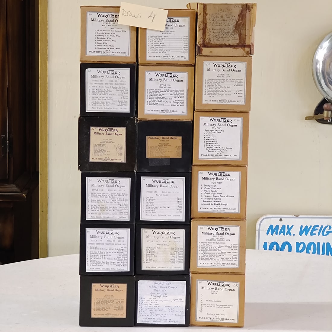 Lot of 18 Wurlitzer Military Band Organ Style 150 Music Rolls: Lot of 18 Wurlitzer Military Band Organ Style 150 music rolls. Various conditions, some original, some reproductions. The rolls come in boxes of 12 x 11,5 x 21 cm in size. Dimensions (H x W x D): 12 x