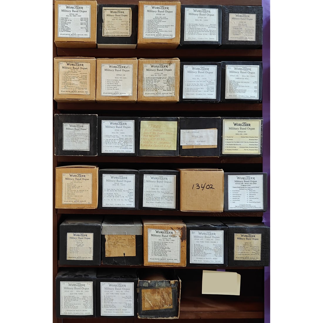 Lot of 28 Wurlitzer Military Band Organ Style 150 Music Rolls: Lot of 28 Wurlitzer Military Band Organ Style 150 music rolls. Various conditions, some original, some reproductions. The rolls come in boxes of 12 x 11,5 x 21 cm in size. Dimensions (H x W x D): 12 x
