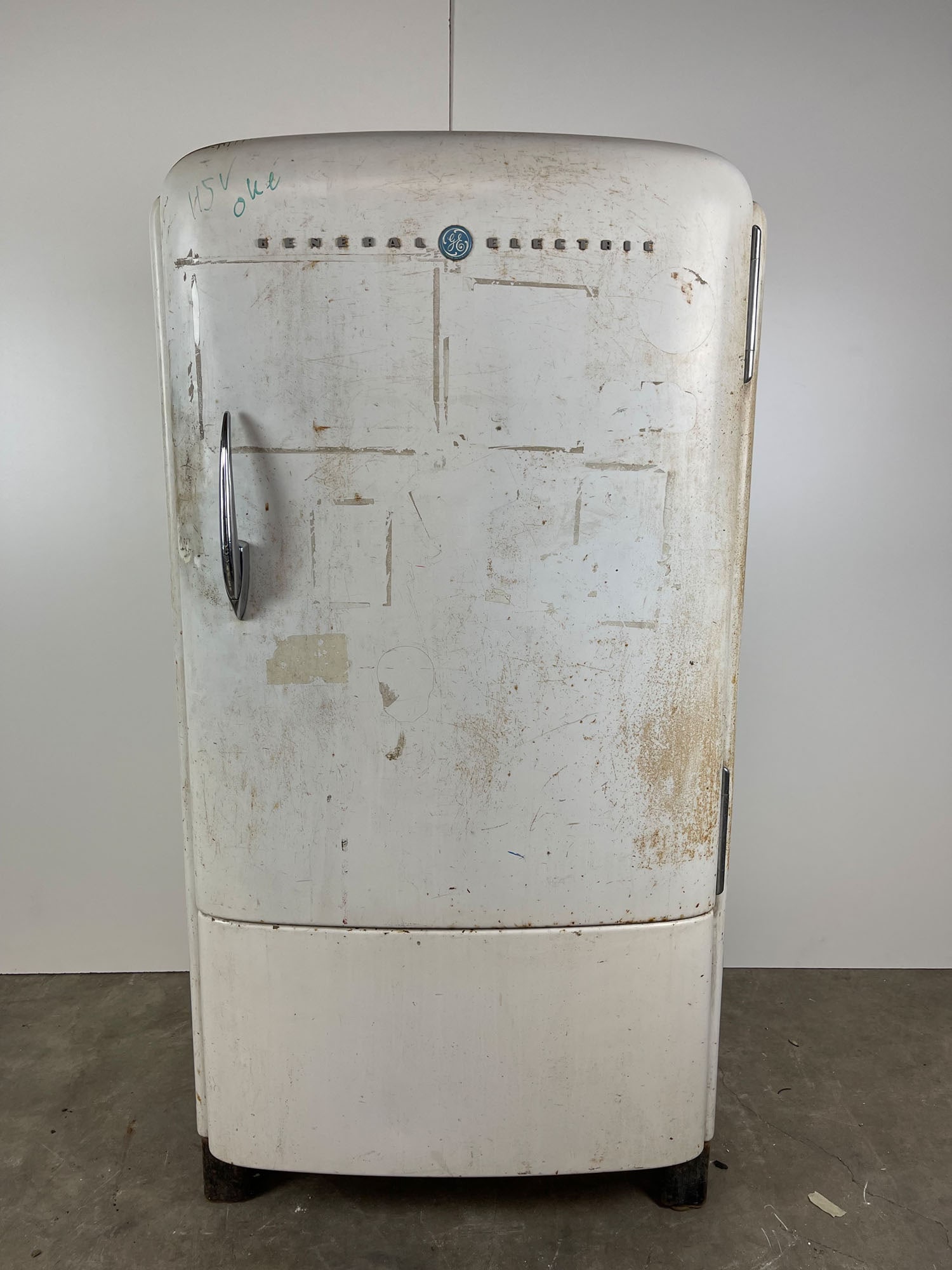 1950s USA General Electric Refrigerator: 1950s USA General Electric Refrigerator. Original unrestored condition. Dimensions (H x W x D): 150 x 71 x 60 cm. Condition: Unrestored. Location: The Netherlands, Tilburg.