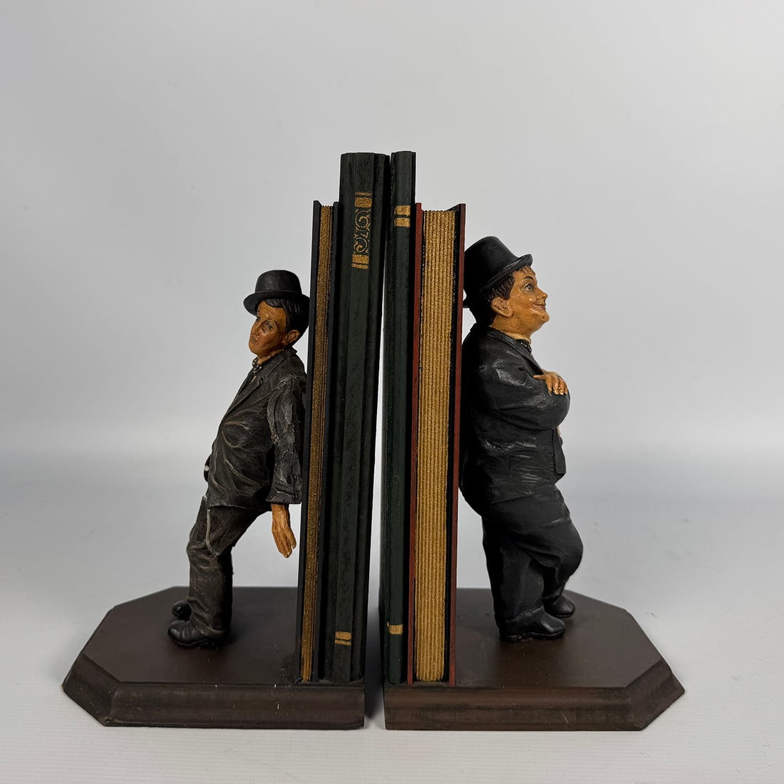 A.L.D. Laurel & Hardy Bookends (1995): Laurel & Hardy bookends produced by A.L.D., Philippines (1995). Very good visual condition, showing some wear and damaged spot on the bottom of the base. Dimensions (H x W x D): 30 x 16 x 17 cm. Condi