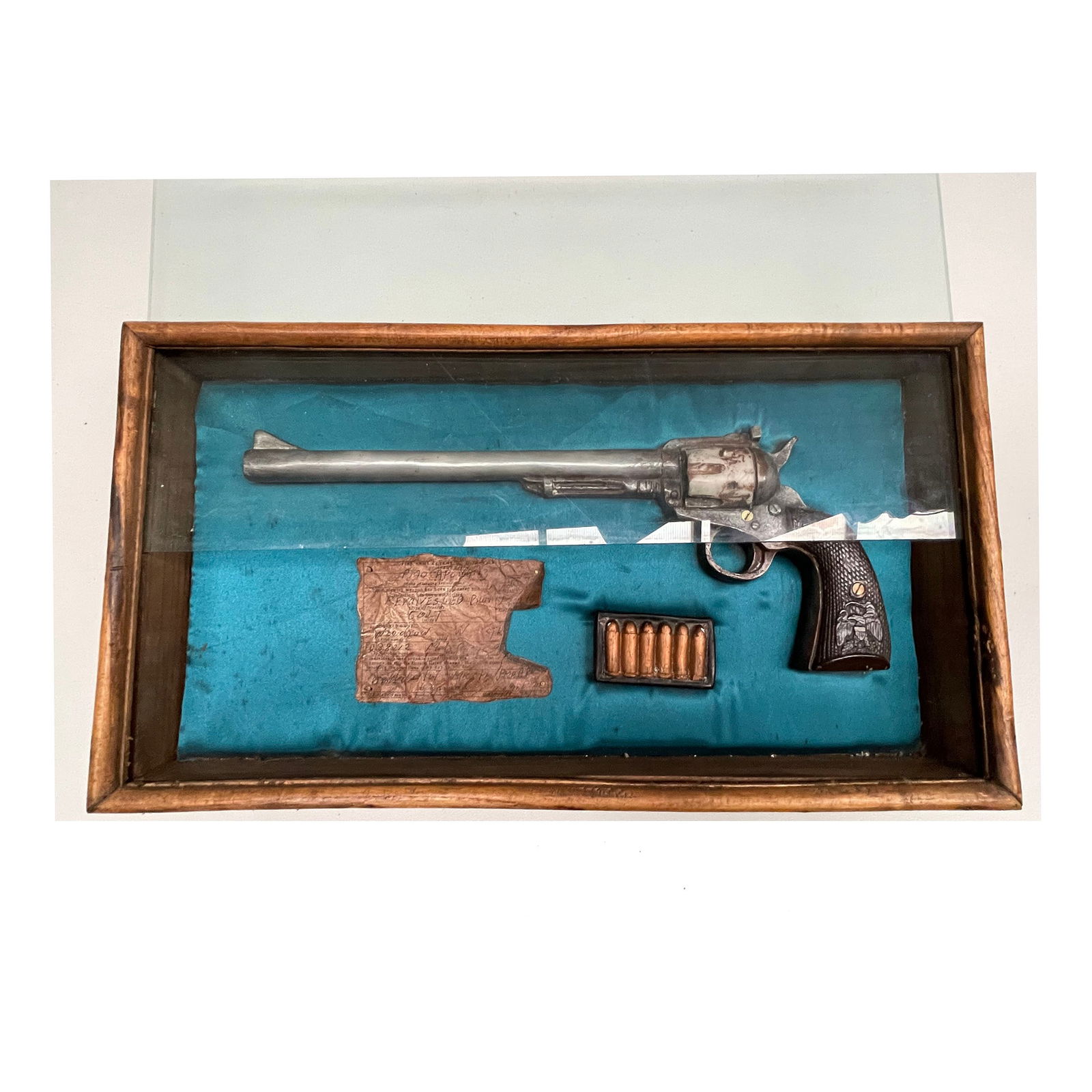 Framed Colt Prop Revolver from USA: Framed Colt prop revolver from USA where it was used a store decoration. A real Colt revolver was used as a mould for the prop gun. Dimensions (H x W x D): 29 x 51 x 9 cm. Condition: Good. Location: T