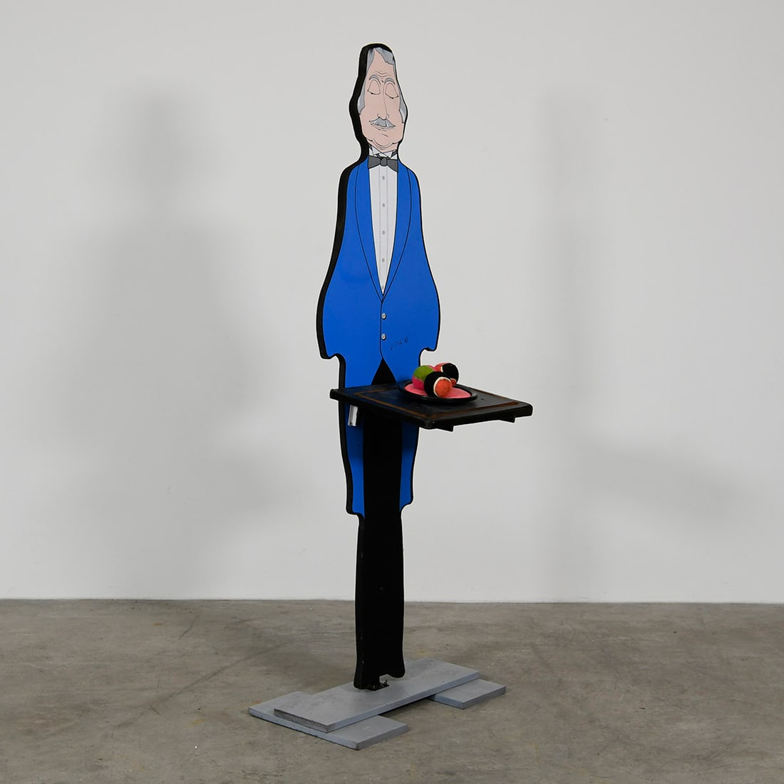 Wooden Butler Themed Toss Game with Velcro Balls: Wooden butler themed toss game with 3 Velcro balls. Good visual condition. Dimensions (H x W x D): 165 x 58 x 35 cm. Condition: Good. Location: The Netherlands, Tilburg.