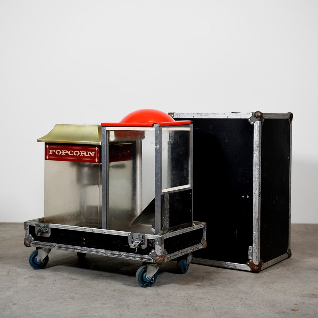 Star Mfg. J4R Popcorn Machine and Popcorn Heater in Flight Case: Star Mfg. J4R popcorn machine and popcorn heater in flight case. Good used visual condition and good working condition on 230V power. Dimensions (H x W x D): 80 x 46 x 81 cm. Condition: Good. Location
