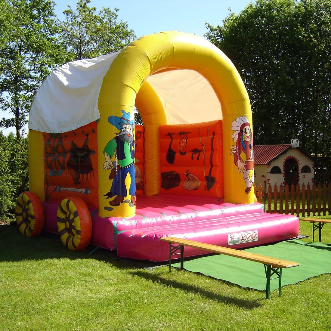 "Old West" Wagon Bouncy Castle with Tarpaulin Roof and 2000W SB Blower: "Old West" Wagon bouncy castle with tarpaulin roof and inflatable wheels. This set includes a dedicated 2000W SB blower for rapid inflation. Folded dimensions: 85 x 120 x 80 cm. Dimensions (H x W x D)