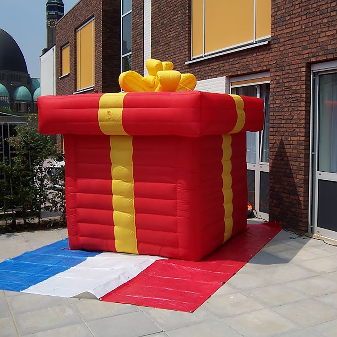 Inflatable Gift Box with 380W Blower and Dutch Flag Matt: Inflatable gift box with 380W blower and Dutch flag matt. The box can be filled with 50-250 helium balloons and the box lid can be opened to releases the balloons into the air. Dimensions (H x W x D):