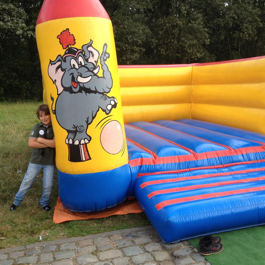 Circus Elephant-themed Bouncy Castle: This circus elephant-themed bouncy castle is a vibrant, professional-grade inflatable attraction. Folded dimensions: 100 x 140 x 80 cm. Dimensions (H x W x D): 240 x 400 x 550 cm. Condition: Good. Loc