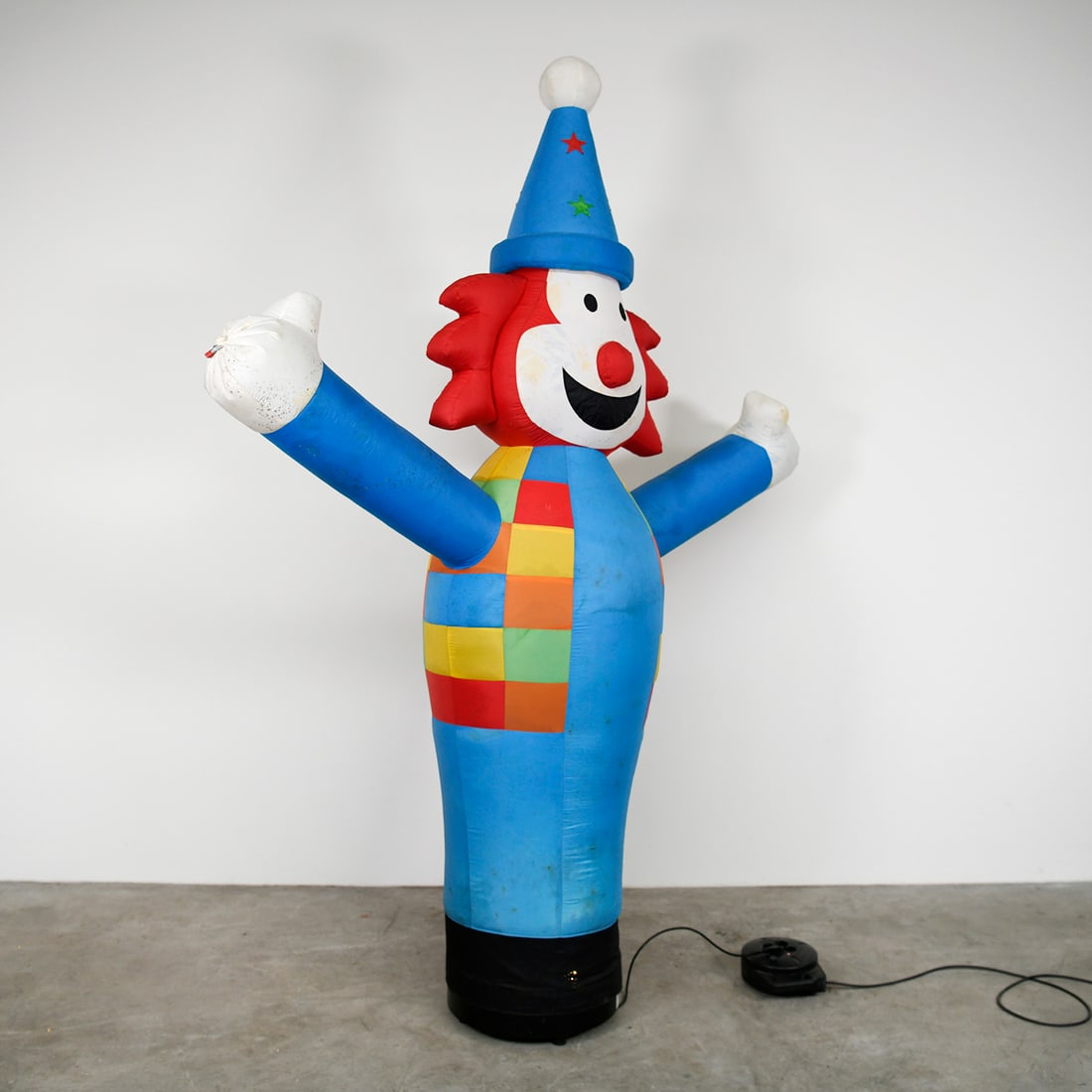 Inflatable Clown with Integrated Light and a Dedicated Blower: This inflatable clown is a vibrant, professional-grade promotional figure featuring integrated internal lights. This complete set includes a dedicated air blower for rapid, continuous inflation and a