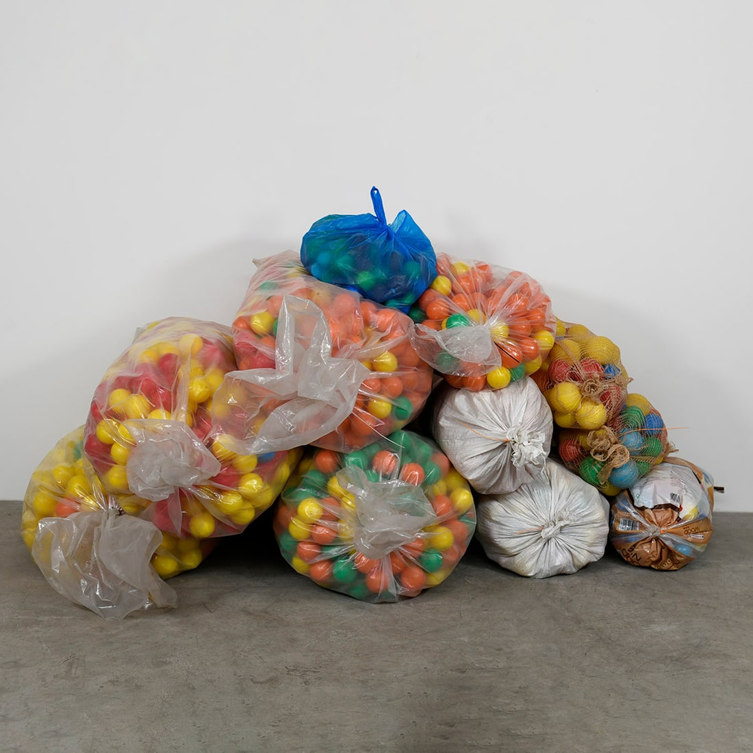 Lot of 10 Bags of Plastic Balls for Inflatable Attractions: Lot of 10 bags of plastic balls for inflatable attractions. Good used condition. Condition: Good. Location: The Netherlands, Tilburg.
