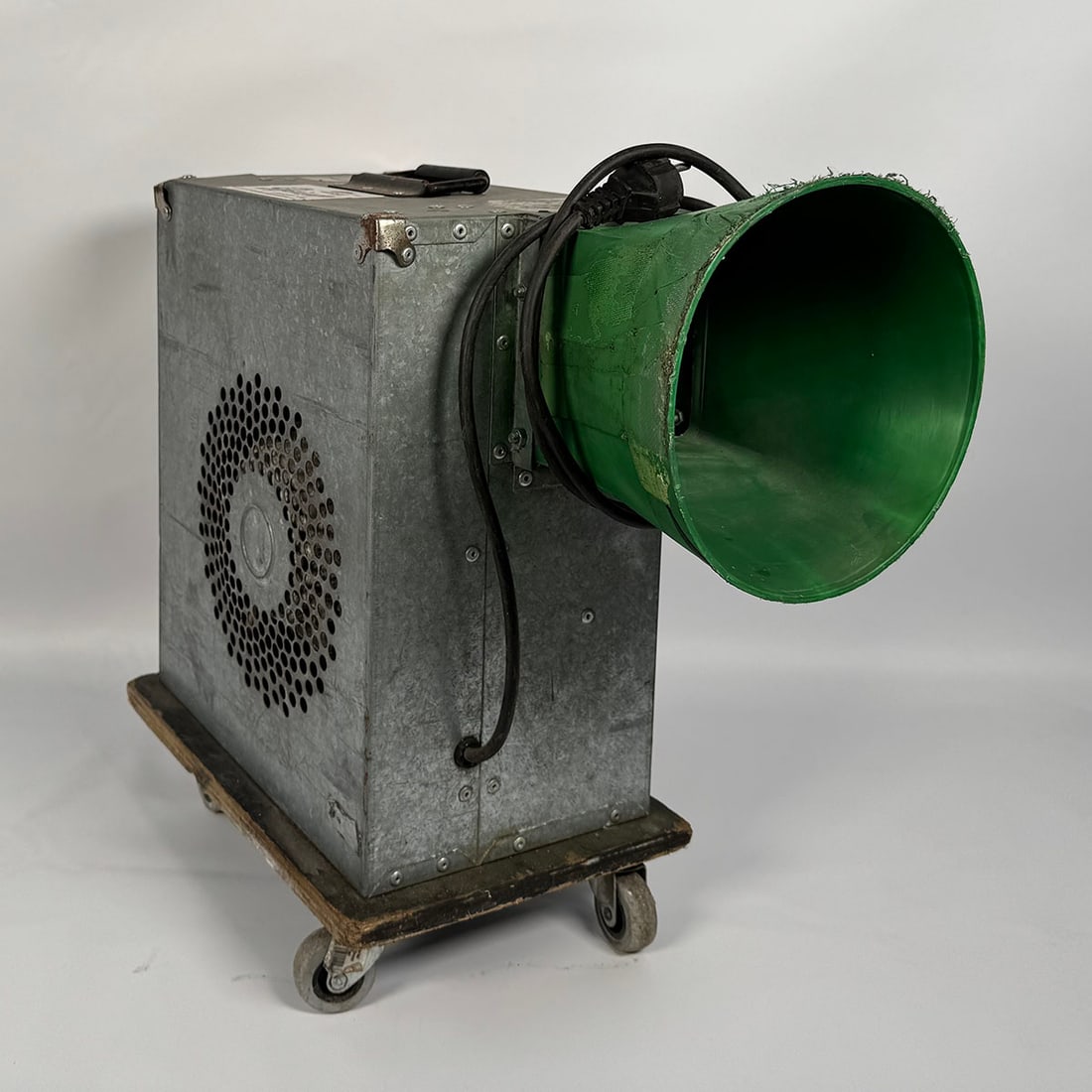 Industrial Inflatable Blower AOM0150 - 1.1 kW, 2800 RPM: Industrial Inflatable Blower AOM0150 - 1.1 kW, 2800 RPM. In good working condition. Dimensions (H x W x D): 49 x 22 x 53 cm. Condition: Good. Location: The Netherlands, Tilburg.