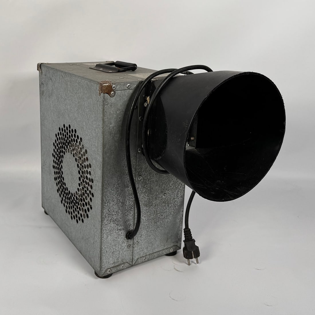 Industrial Inflatable Blower AOM0150(EU) - 1.1 kW, 2800 RPM: Industrial Inflatable Blower AOM0150(EU) - 1.1 kW, 2800 RPM. In good working condition. Dimensions (H x W x D): 41 x 22 x 53 cm. Condition: Good. Location: The Netherlands, Tilburg.