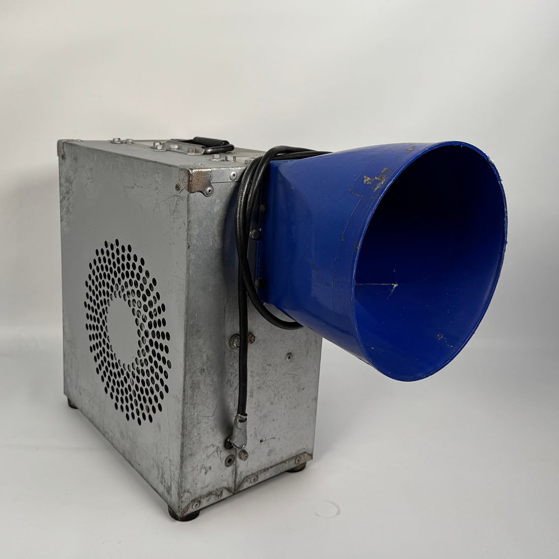 Industrial Inflatable Blower ST Fans QF 1.1-230-50-EU: Industrial Inflatable Blower ST Fans QF 1.1-230-50-EU. In good working condition. Dimensions (H x W x D): 41 x 22 x 53 cm. Condition: Good. Location: The Netherlands, Tilburg.