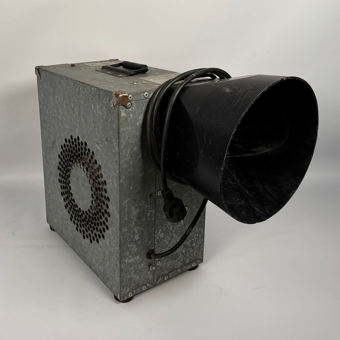 Industrial Air Blower Model AOM0150, 1.1 kW / 1.5 HP: Industrial Air Blower Model AOM0150, 1.1 kW / 1.5 HP. In good working condition. Dimensions (H x W x D): 41 x 22 x 53 cm. Condition: Good. Location: The Netherlands, Tilburg.