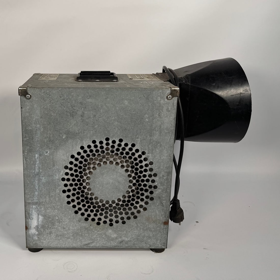 Industrial Inflatable Air Blower Model AOM0150(EU), 1.1 kW / 1.5 HP: Industrial Inflatable Air Blower Model AOM0150(EU), 1.1 kW / 1.5 HP. In good working condition. Dimensions (H x W x D): 41 x 22 x 53 cm. Condition: Good. Location: The Netherlands, Tilburg.