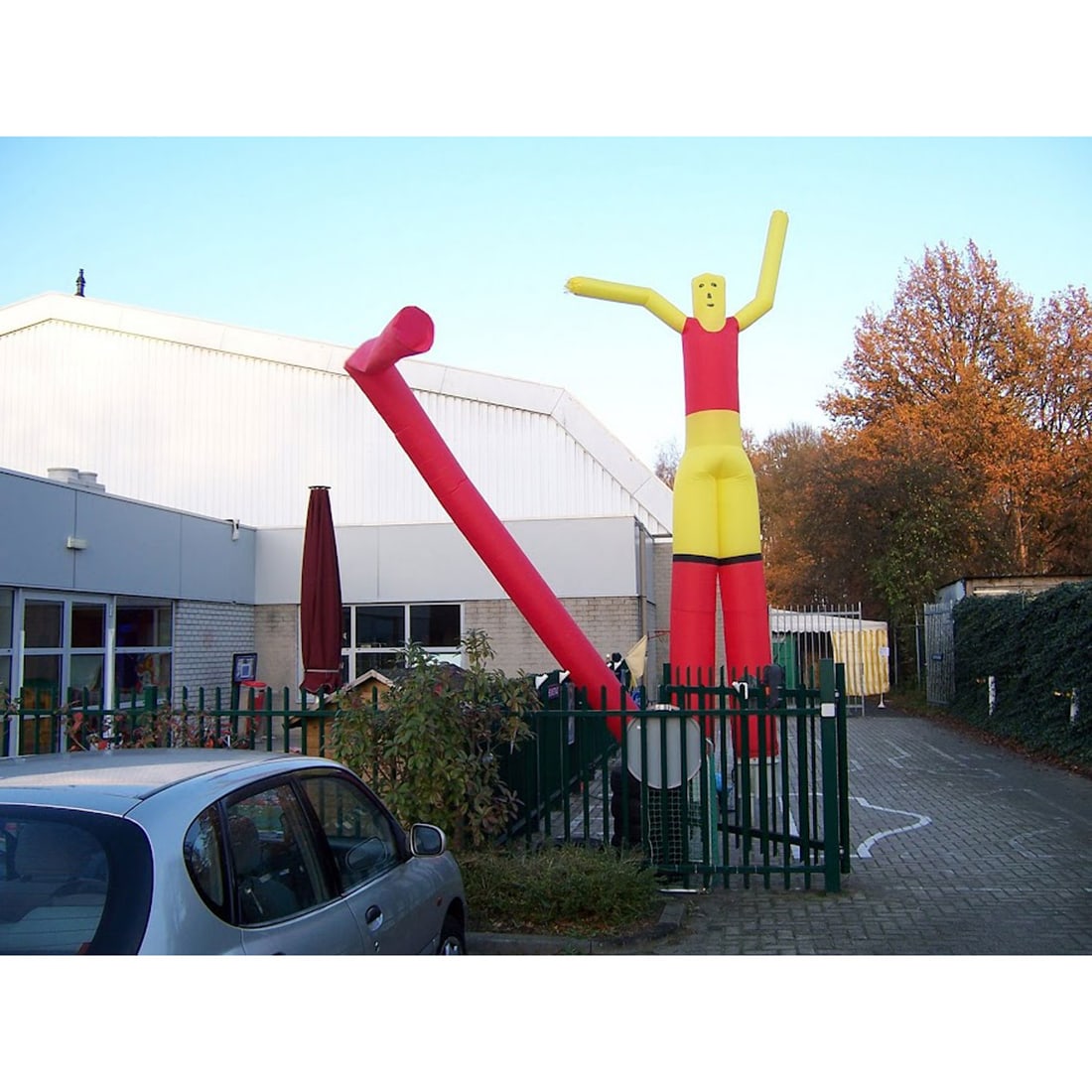 Aluminium Crate with 31 Sky Tubes and Sky Dolls for Sky Air Blowers: Aluminium crate with 31 sky tubes and sky dolls for sky air blowers. Included in this lot: 1 x small purple, 2 x gold 4 m, 4 x yellow/orange 7.5 m, 5 x red 7.5 m, 1 x green 7.5 m, 3 x purple 8 m, 3 x