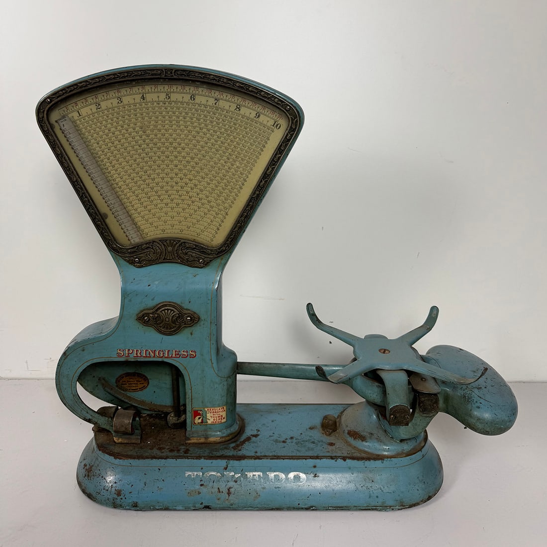 Original Toledo Springless Scale (1940's): Original Toledo Springless Scale (1940's). Good visual condition. Working condition untested. Dimensions (H x W x D): 65 x 70 x 24 cm. Condition: Good. Location: The Netherlands, Tilburg.